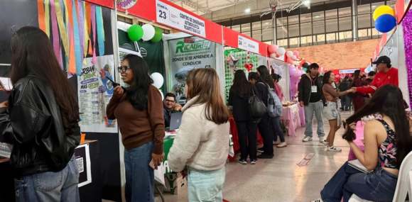 Público en los stands: El encuentro permitió a los emprendedores presentar sus productos directamente al público y recibir sus comentarios.